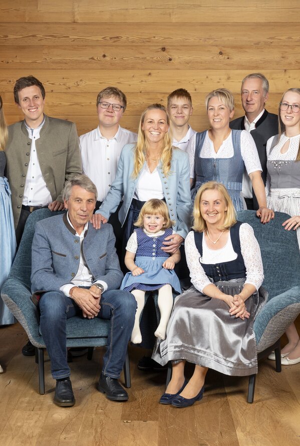 Familienporträt mit mehreren Generationen in traditioneller Kleidung.