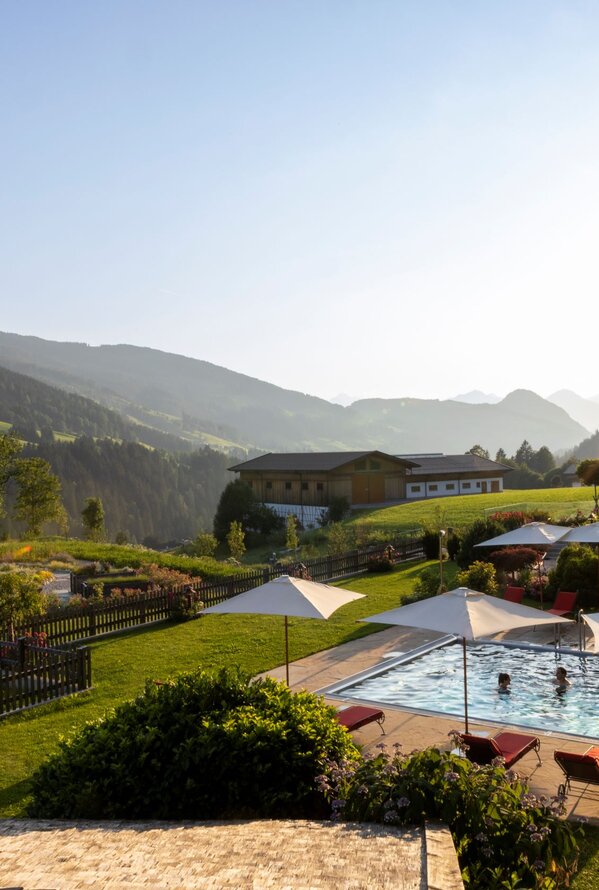 Pool im Alpbacherhof mit Bergblick in der Abendsonne