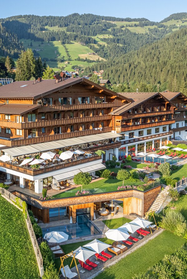Alpenhotel inmitten der Tiroler Bergwelt.