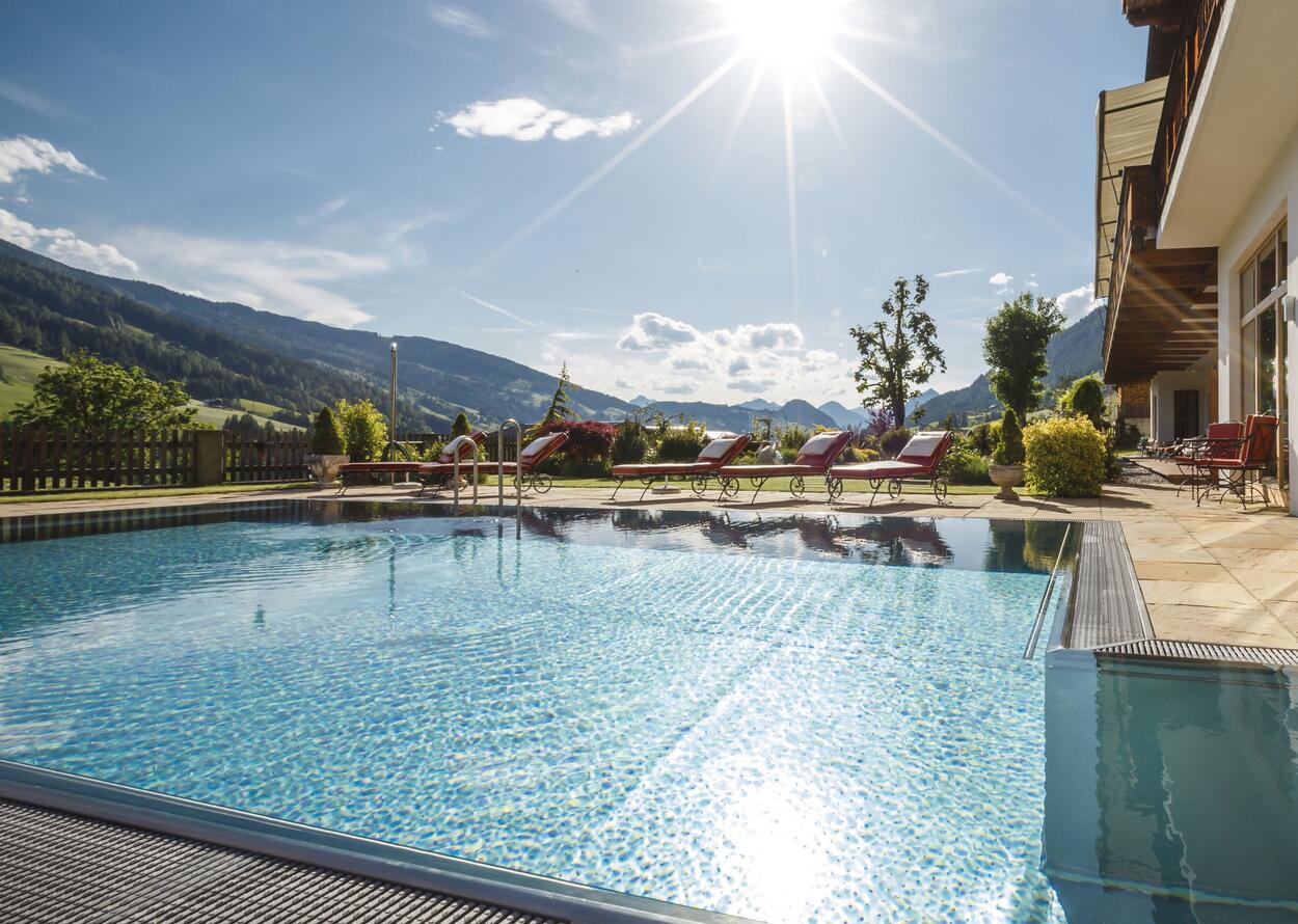 Aussenpool im Sommer | Wellnesshotel Alpbacherhof, Alpbach