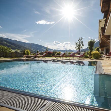 Aussenpool im Sommer | Wellnesshotel Alpbacherhof, Alpbach
