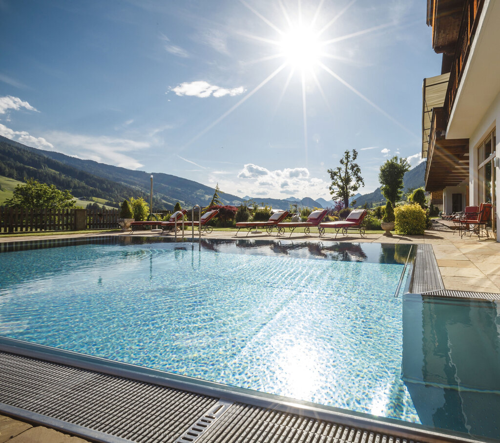 Outdoorpool during summer | Wellness hotel Alpbacherhof, Alpbach
