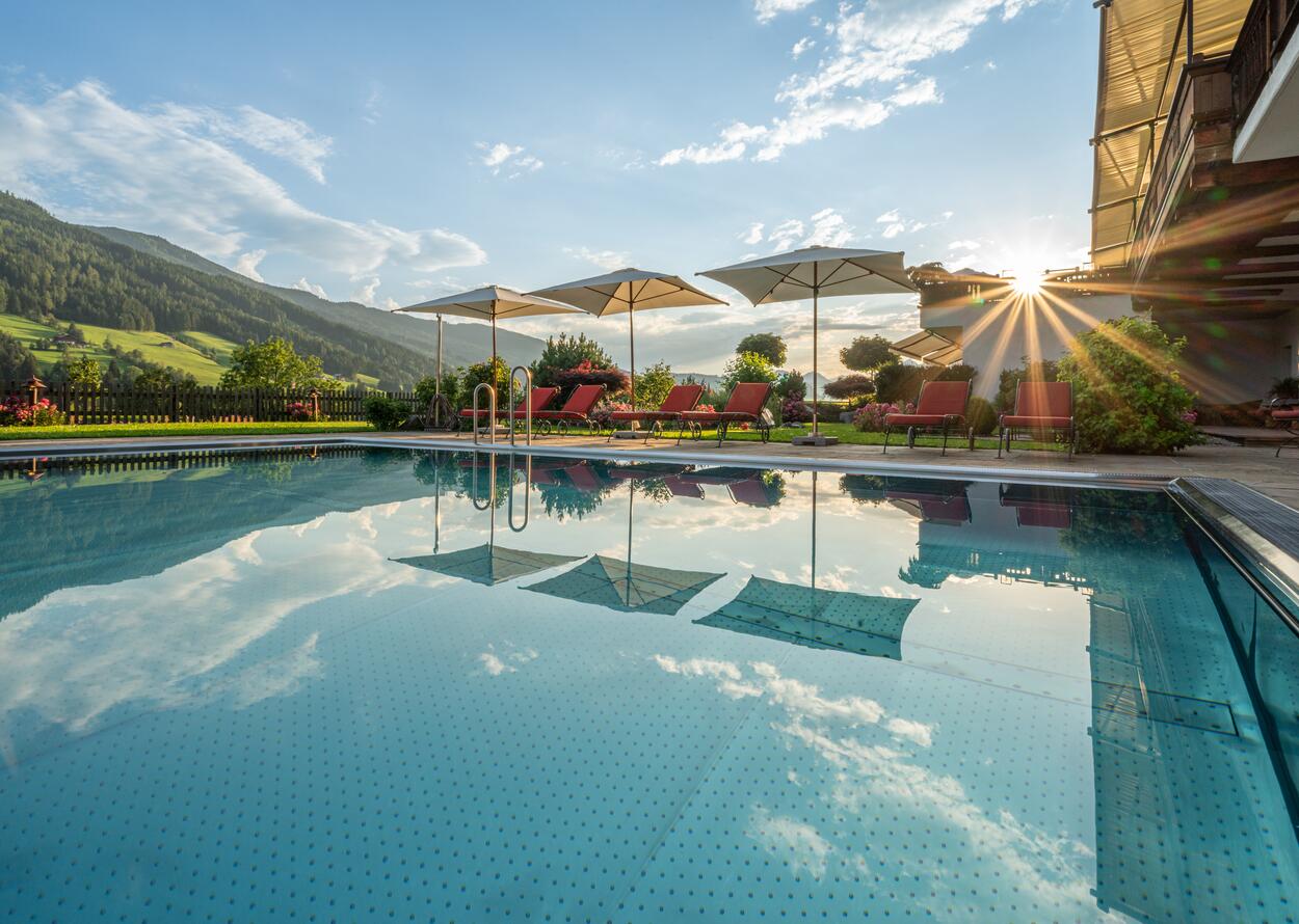 Aussenpool im Sommer | Wellnesshotel Alpbacherhof, Alpbach