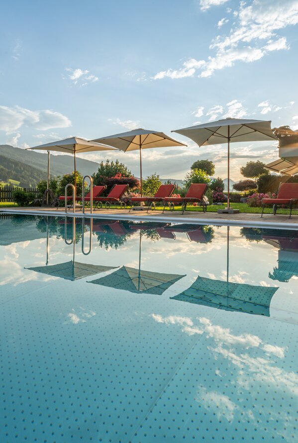 Aussenpool im Sommer | Wellnesshotel Alpbacherhof, Alpbach