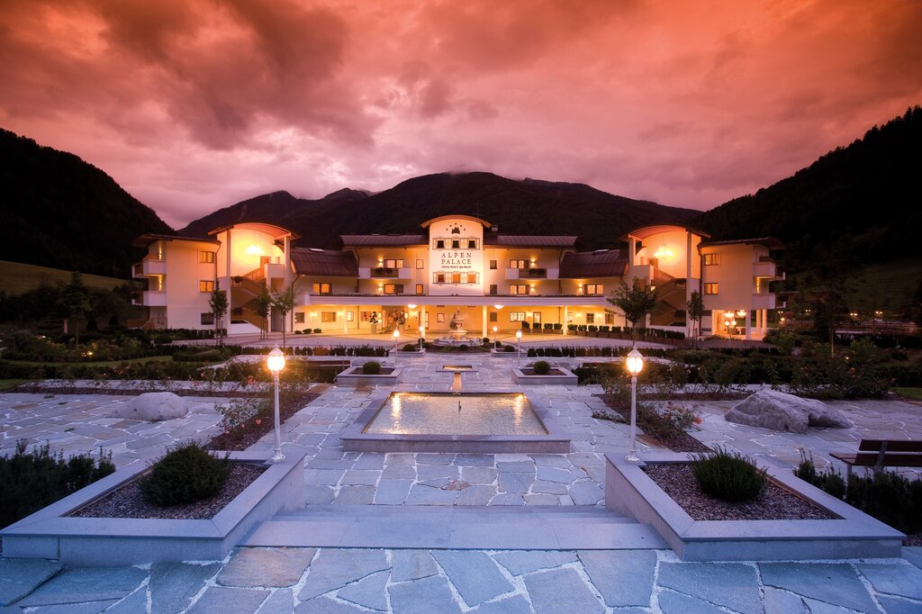 Exterior View at Night | Wellnesshotel Alpenpalace, South Tyrol