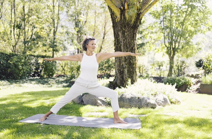 Sabrina bei stehender Yoga Position | Luxury Hideaway & Spa Retreat Alpenpalace, Wellnesshotel Südtirol 