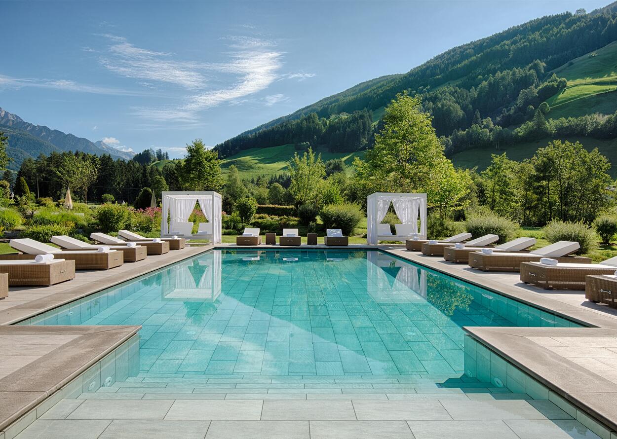 Großer Outdoorpool | Luxury Hideaway & Spa Retreat Alpenpalace, Wellnesshotel Südtirol 