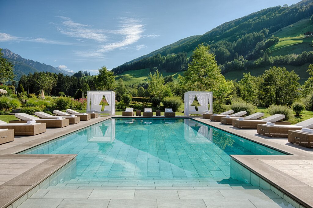 Großer Outdoorpool | Luxury Hideaway & Spa Retreat Alpenpalace, Wellnesshotel Südtirol 
