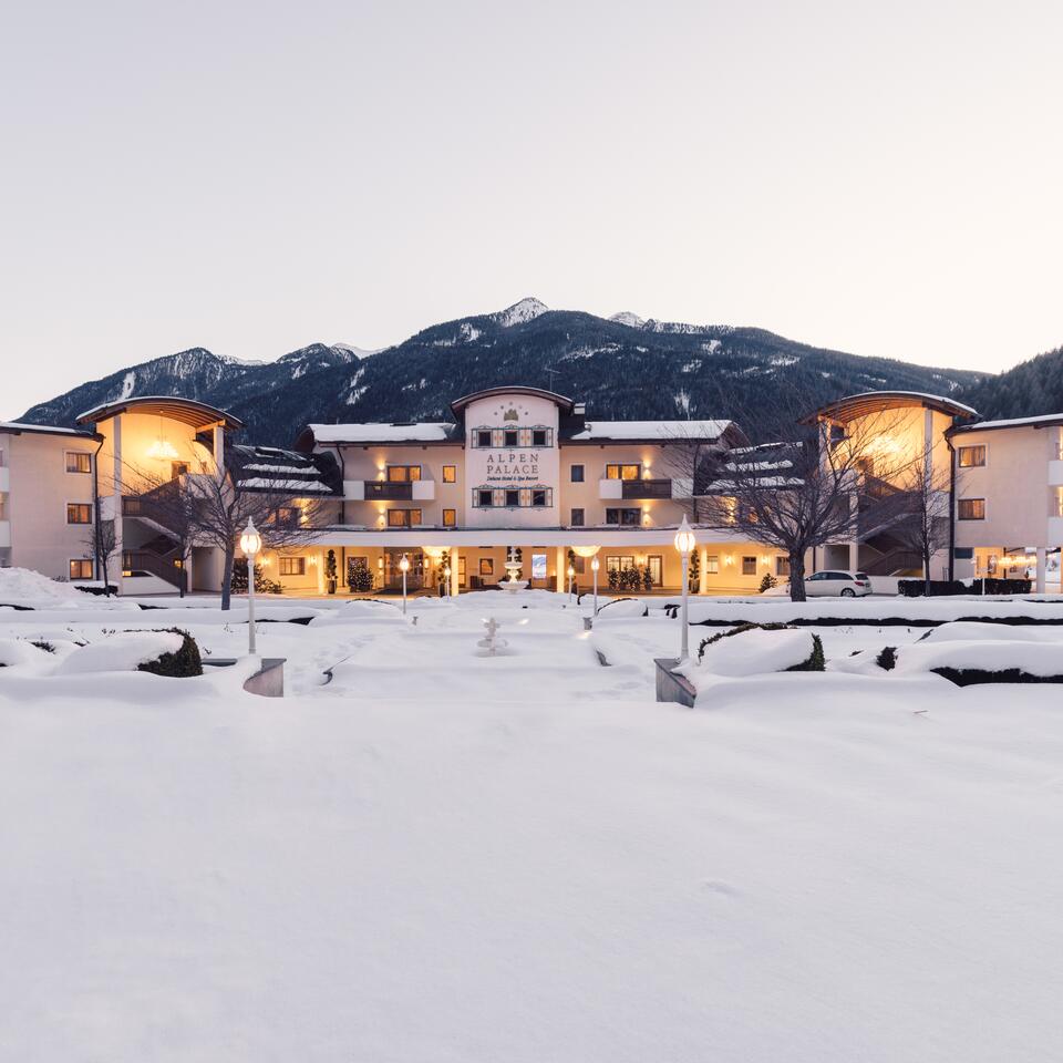 Winter Außenansicht Winter Außenansicht | 5 Sterne Superior Wellnesshotel Alpenpalace, Südtirol