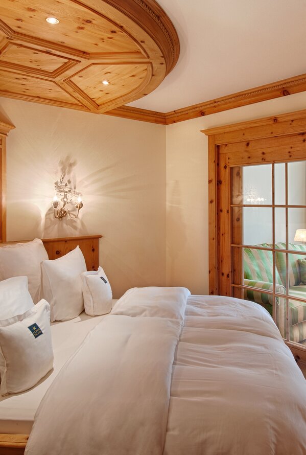 Suite in Holzoptik | Luxury Hideaway & Spa Retreat Alpenpalace, Wellnesshotel Südtirol