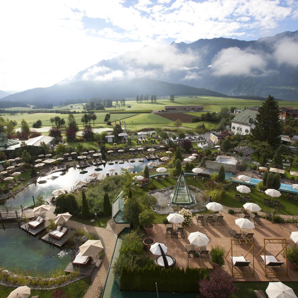 Pool Außenanlage aus Vogelperspektive | 5 Sterne Wellnesshotel Schwarz, Österreich 