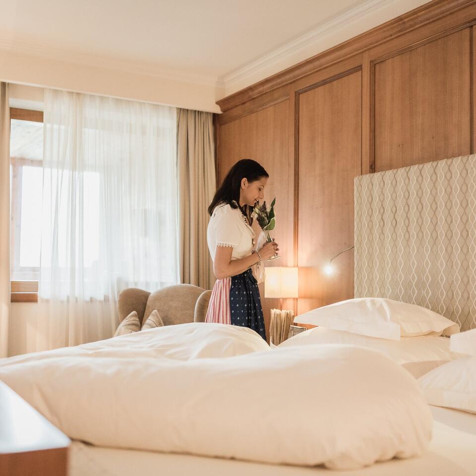 Zimmermädchen riecht an Blume | 5 Sterne Wellnesshotel Schwarz, Österreich 