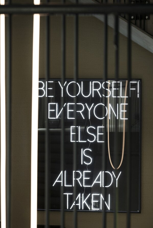 Neonreklame: "Be yourself