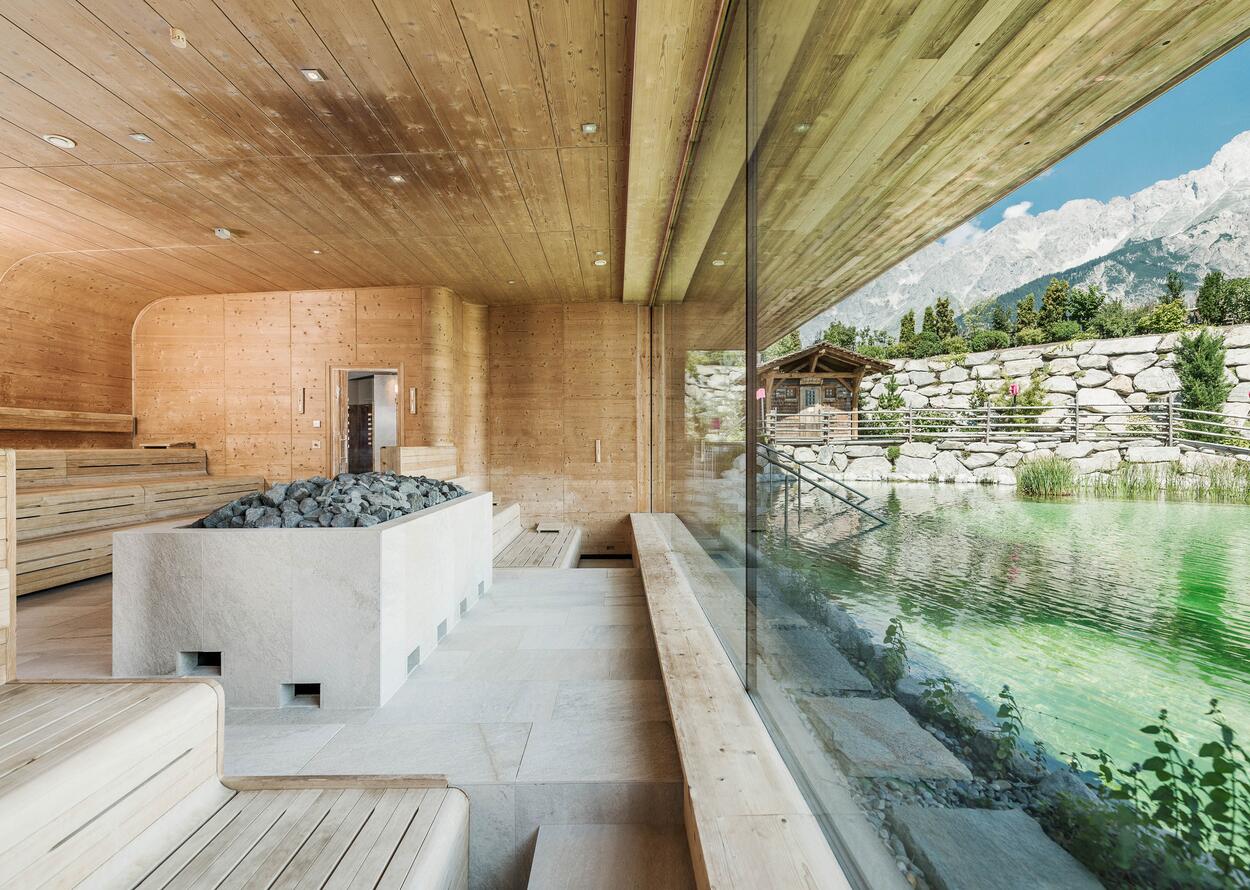 Saunagang mit Poolblick | Alpenresort Schwarz, Wellnesshotel Tirol 