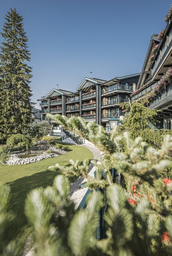 Hotel Aussenansicht Sommer | Wellnesshotel Alpin Resort Sacher, Seefeld
