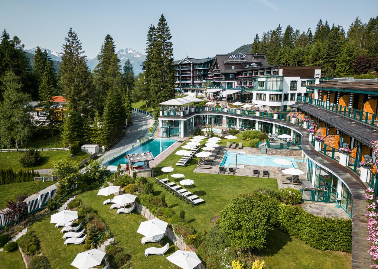 Hotelaußenansicht im Sommer | Wellnesshotel Alpin Resort Sacher, Seefeld 