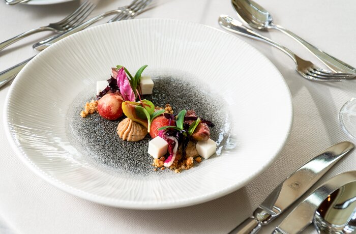 Elegant angerichtete Fine-Dining-Kreation, die moderne Küche mit kunstvoller Präsentation verbindet.