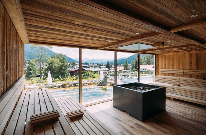 Sauna mit Holzbänken und Panoramablick auf eine Berglandschaft