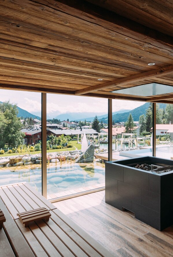 Sauna mit Holzbänken und Panoramablick auf eine Berglandschaft