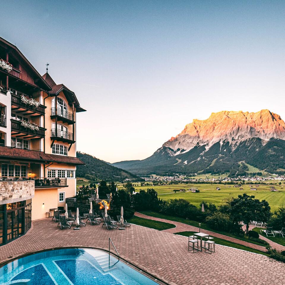 Außenansicht mit Zugspitze Außenansicht mit Zugspitze | 4 Sterne Superior Wellnesshotel Post, Österreich