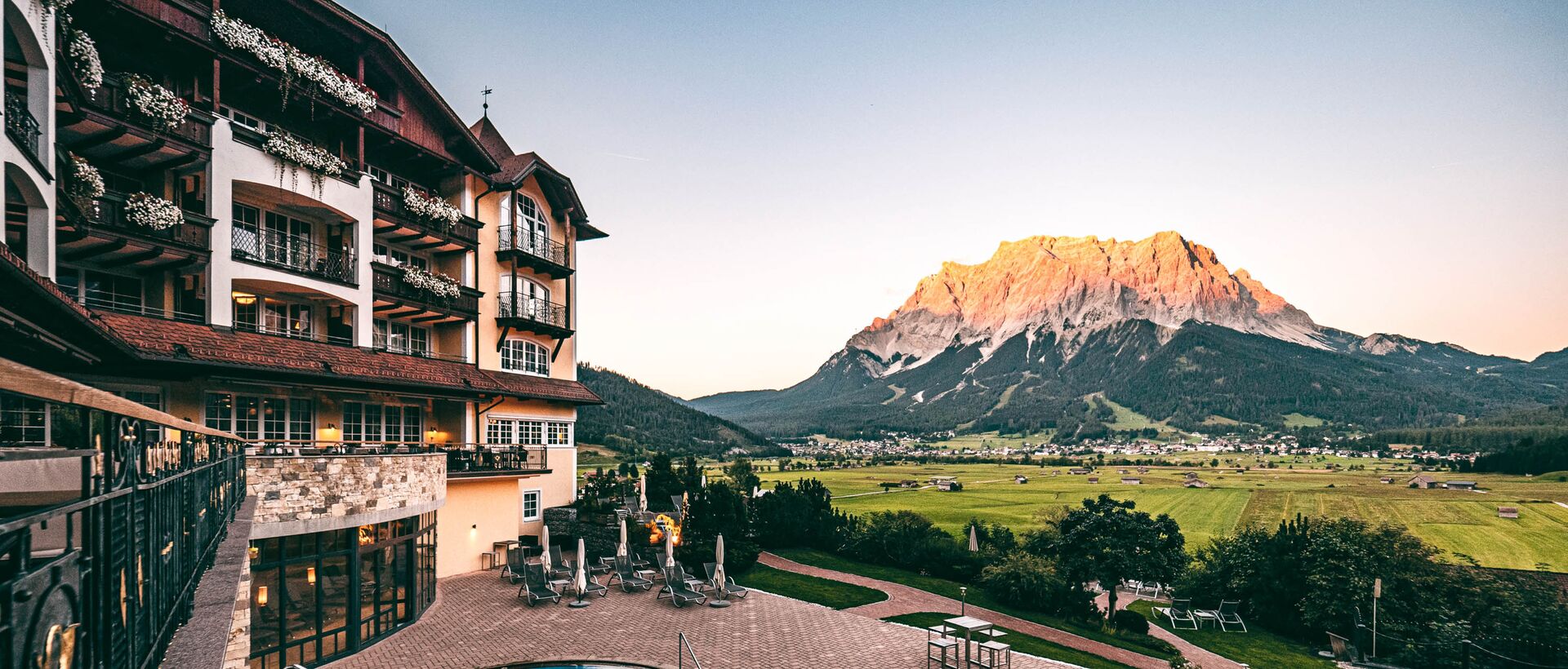 Außenansicht mit Zugspitze | 4 Sterne Superior Wellnesshotel Post, Österreich