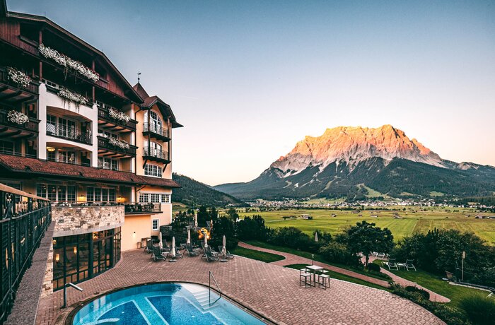 Außenansicht mit Zugspitze | 4 Sterne Superior Wellnesshotel Post, Österreich