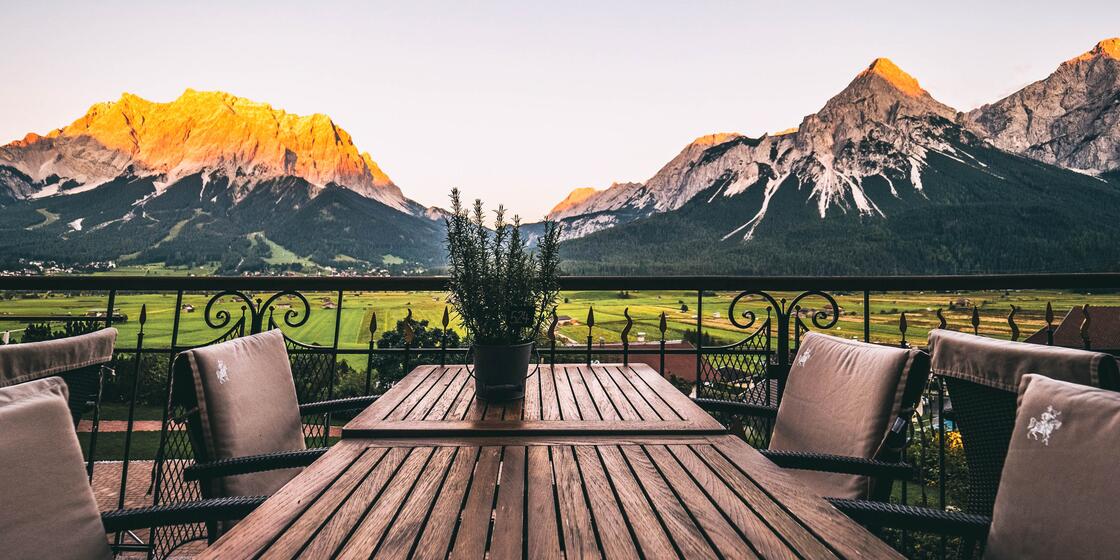 Terrasse mit Zugspitzblick | Best Alpine Wellness Hotel Post, Österreich