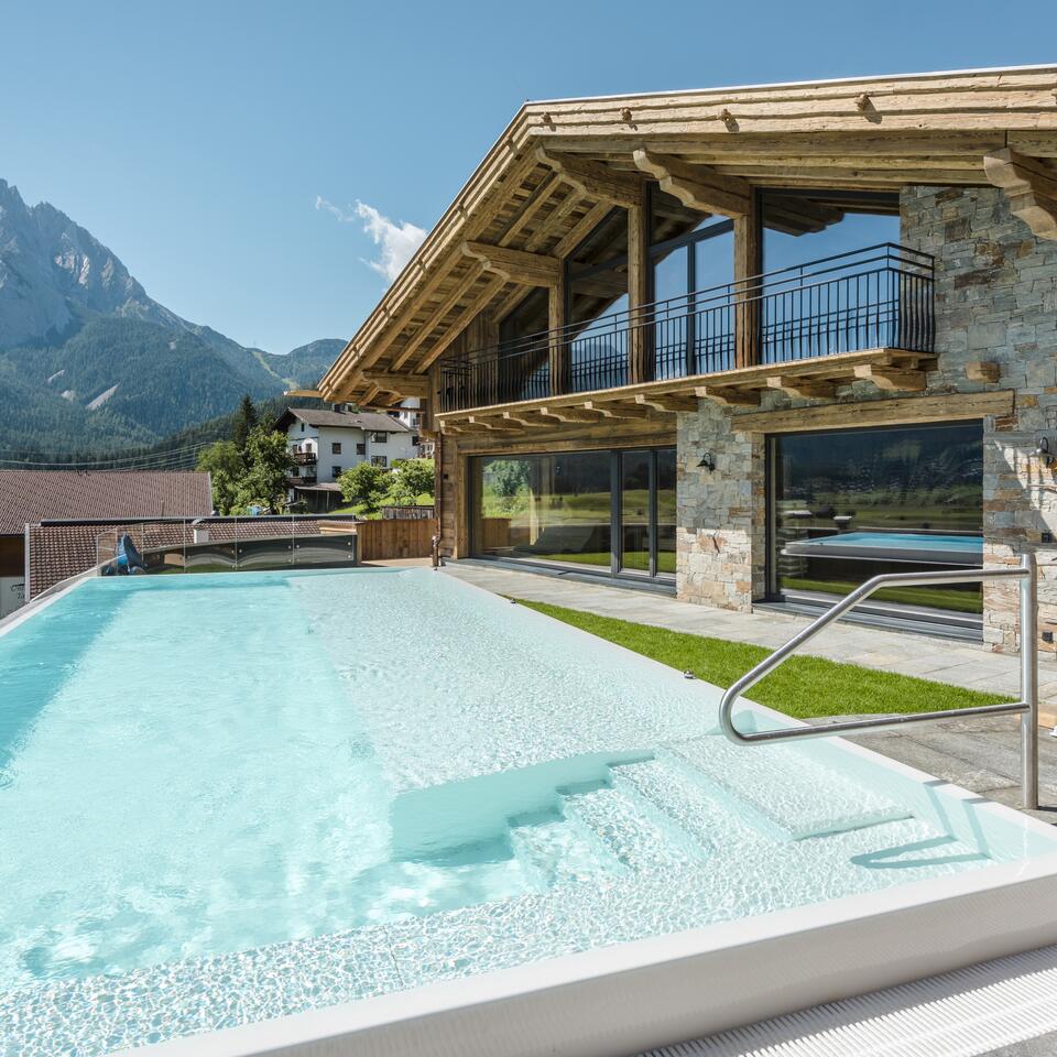 Swimminpool vor Sauna|Wellnesshotel Post, Tirol