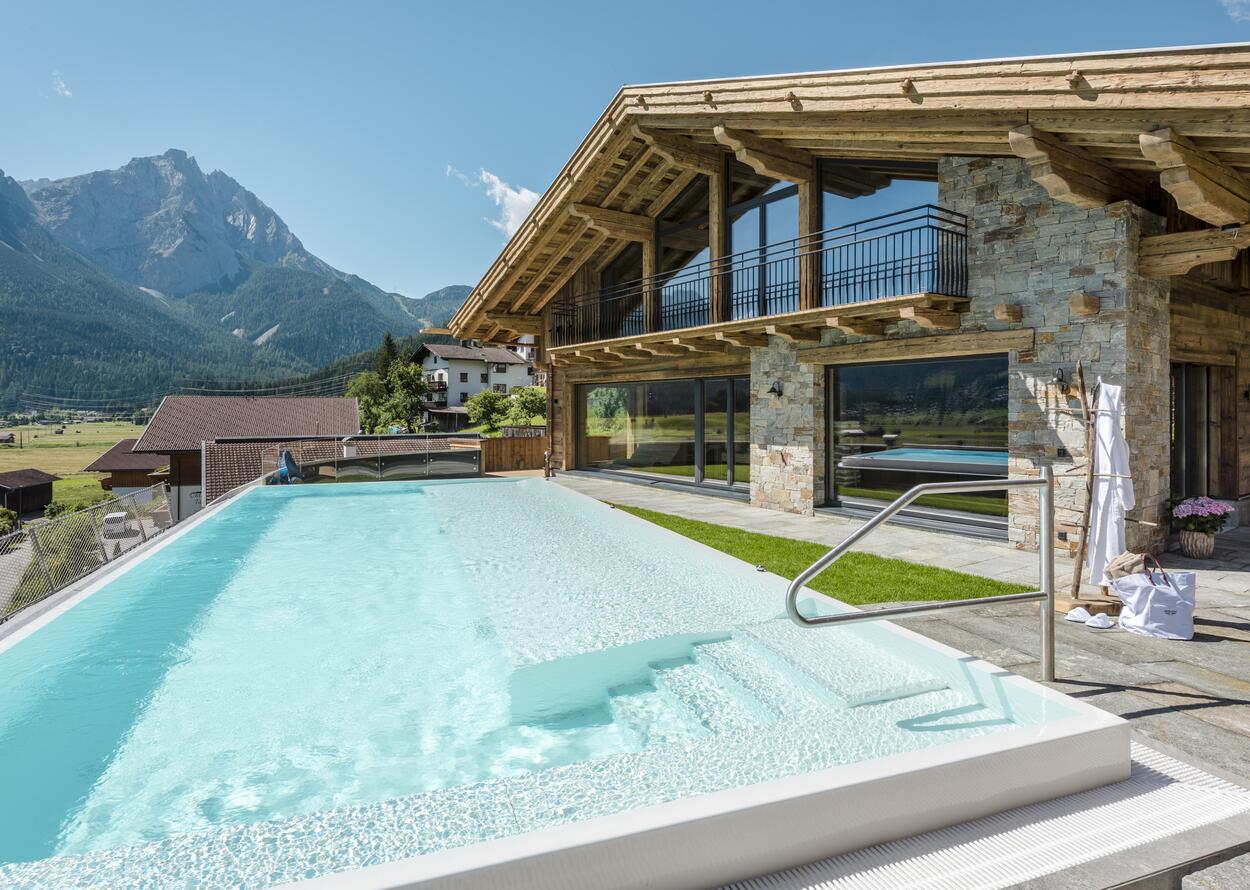 Swimminpool vor Sauna|Wellnesshotel Post, Tirol