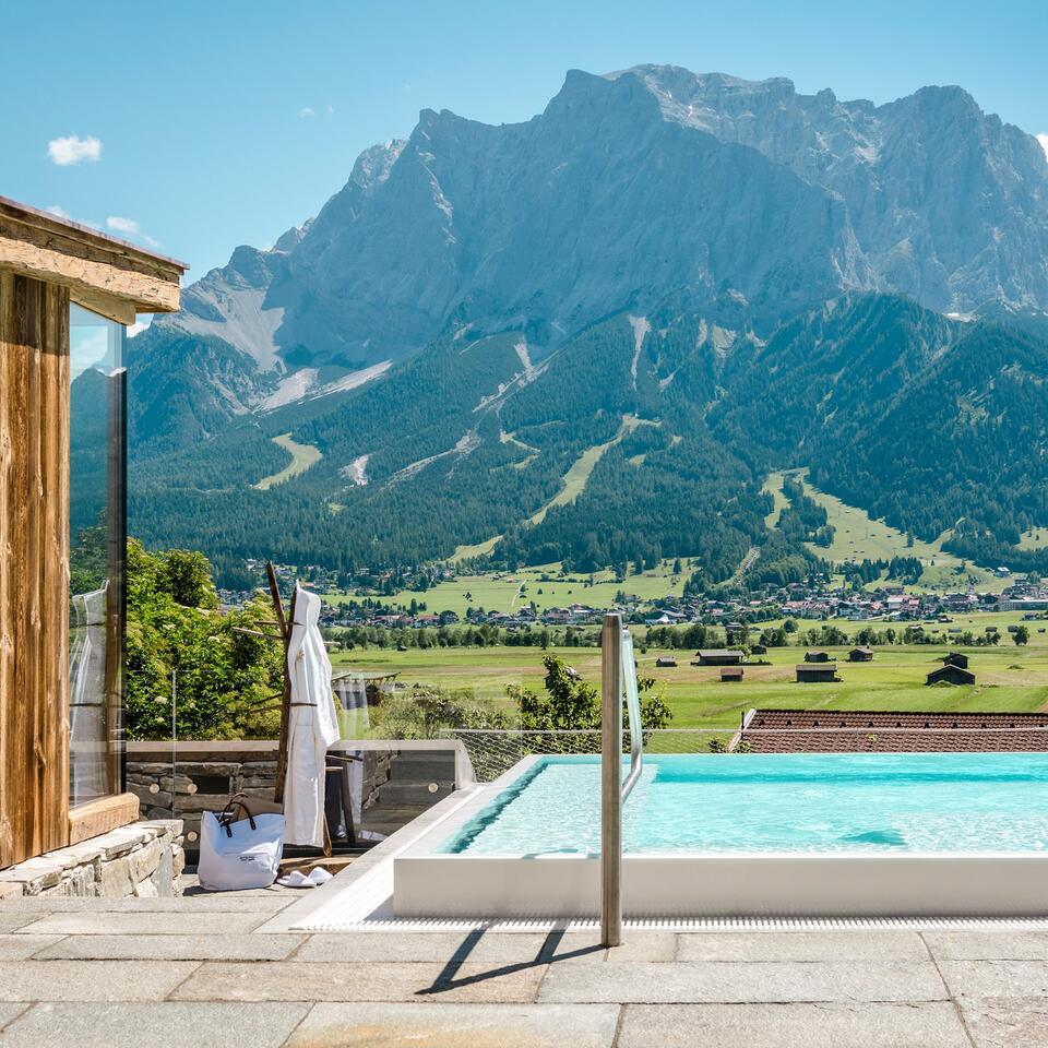 Aussenpool mit Bergen| Wellnesshotel Post, Österreich