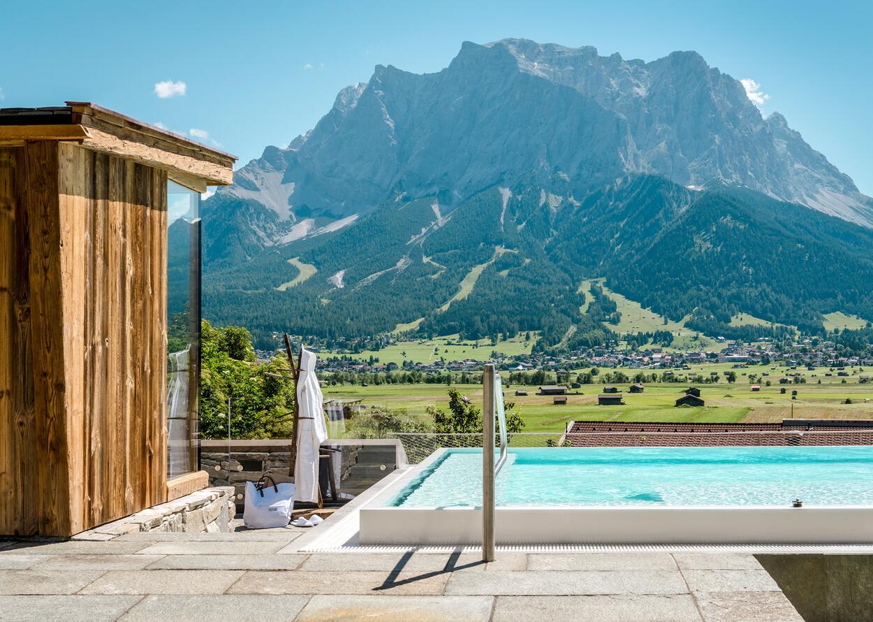 Aussenpool mit Bergen| Wellnesshotel Post, Österreich