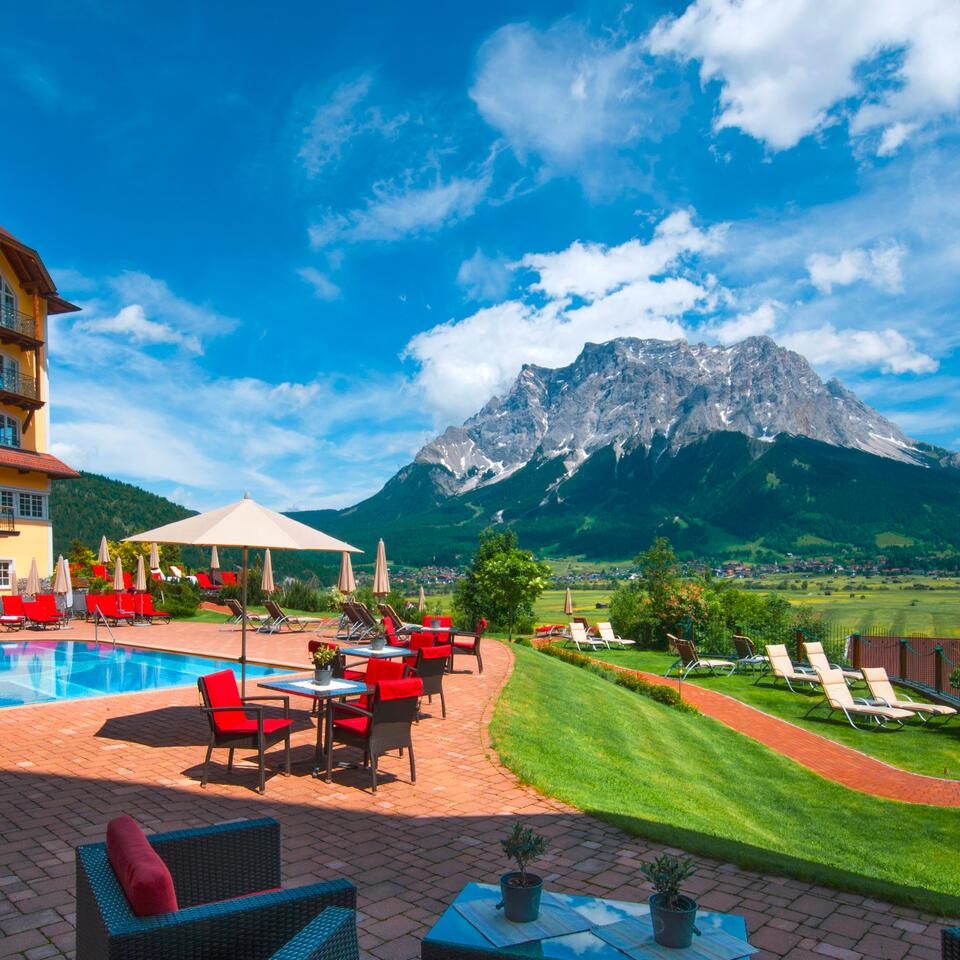 Außenanlage mit Aussicht auf Berge und Felder | 4 Sterne Superior Wellnesshotel Post, Österreich