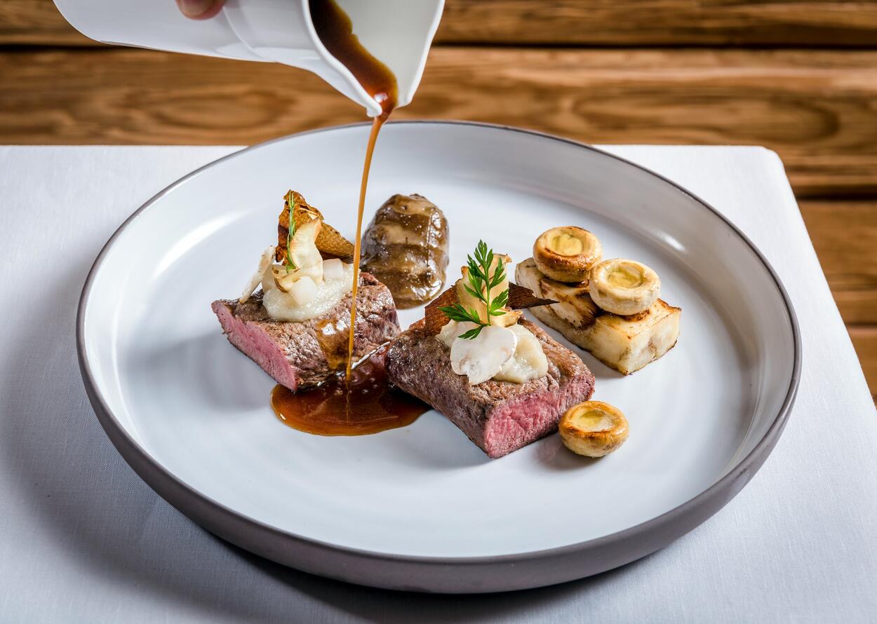Fleischgericht mit Sauce| Wellnesshotel Post, Österreich