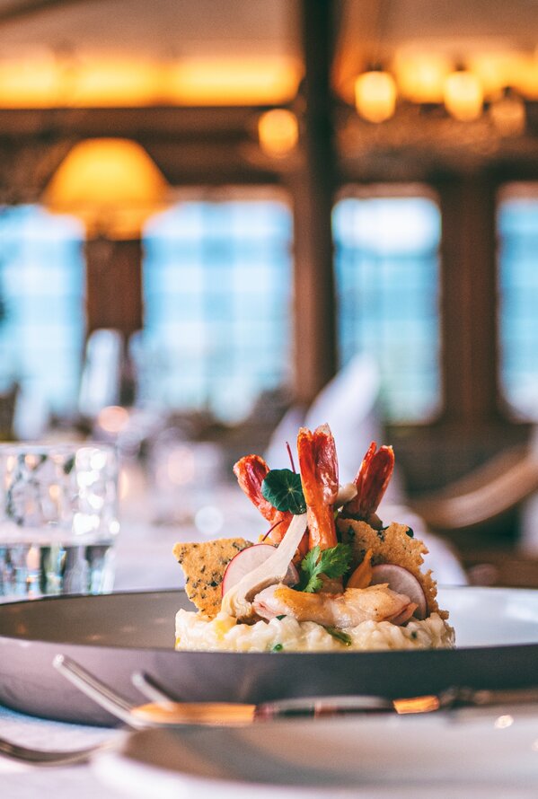 Stilvoll angerichtetes Gourmetgericht in elegantem Restaurantambiente.