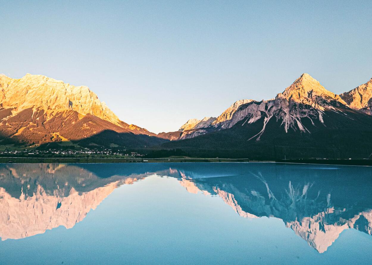 Pool mountain panorama | Wellnesshotel Post, Tyrol, Austria