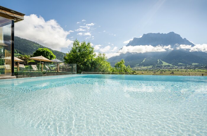 Pool mit Bergpanorama und blauem Himmel in Lermoos