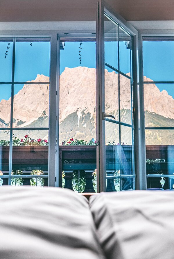 Aufwachen mit Zugspitzblick Aufwachen mit Zugspitzblick | Best Alpine Wellness Hotel Post, Tirol
