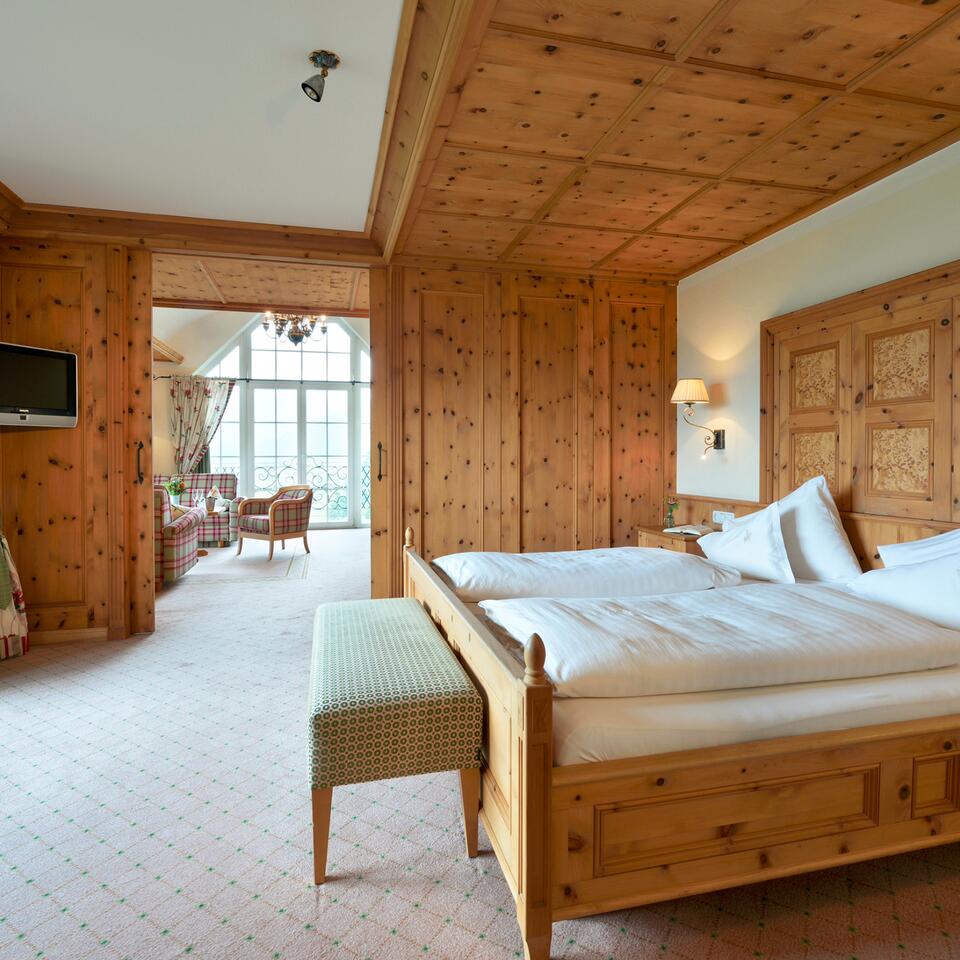Zimmer mit Holzverkleidung | 4 Sterne Superior Wellnesshotel Post, Österreich