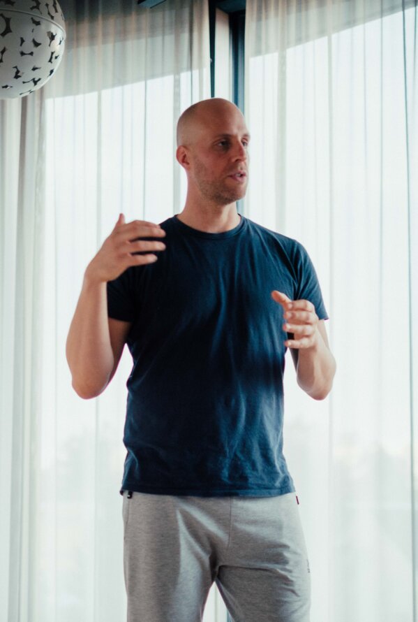 Mann bei einem Vortrag oder Coaching – Inspiration, Bewegung und persönliche Entwicklung.