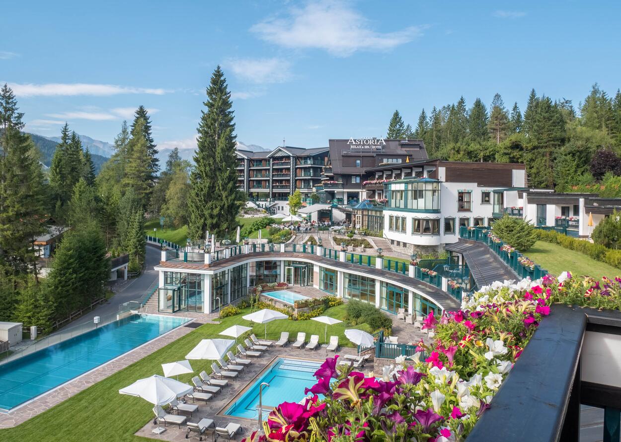 Hotelaußenansicht im Sommer | Wellnesshotel Alpin Resort Sacher, Seefeld 