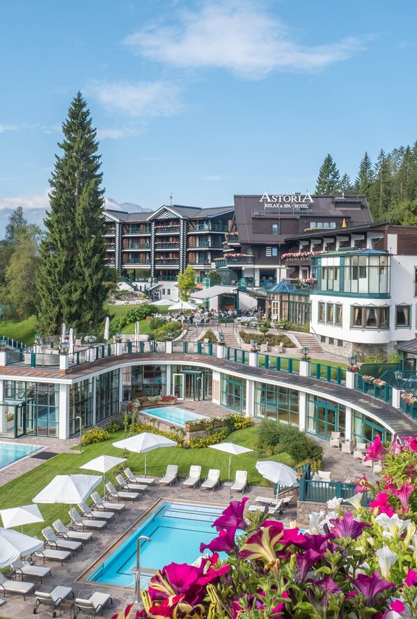Hotelaußenansicht im Sommer Hotelaußenansicht im Sommer | Wellnesshotel Astoria, Seefeld