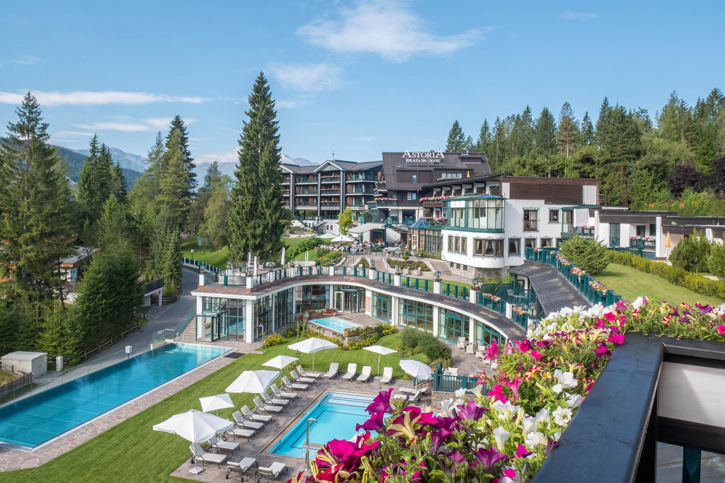 Hotelaußenansicht im Sommer | Wellnesshotel Alpin Resort Sacher, Seefeld 