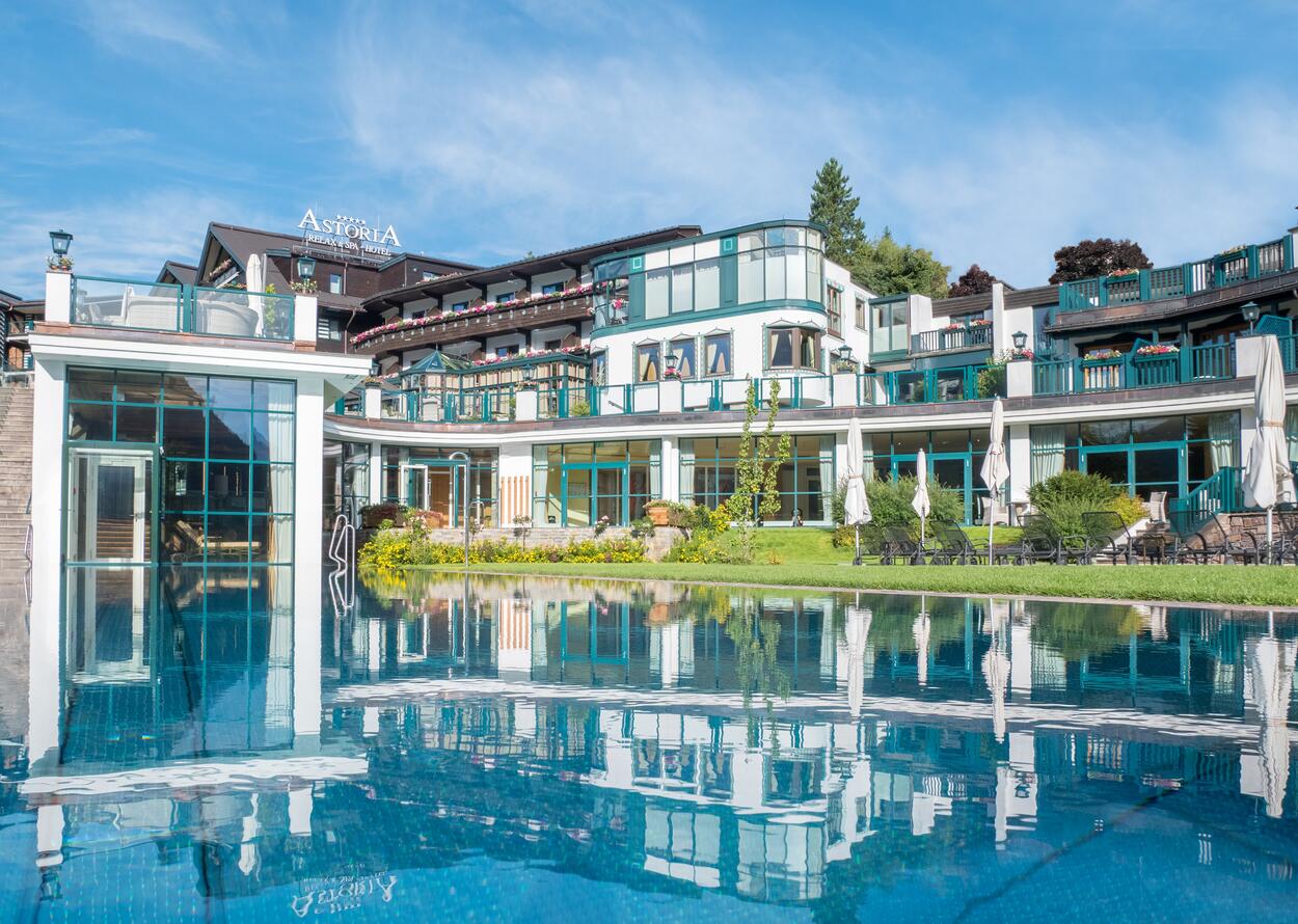 Außenpool Hotel im Hintergrund | 5 Sterne Superior Hotel Alpin Resort Sacher, Seefeld 