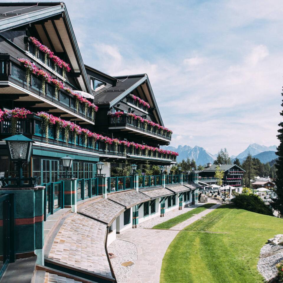 Hotel Aussenansicht Frühling | Wellnesshotel Alpin Resort Sacher, Tirol