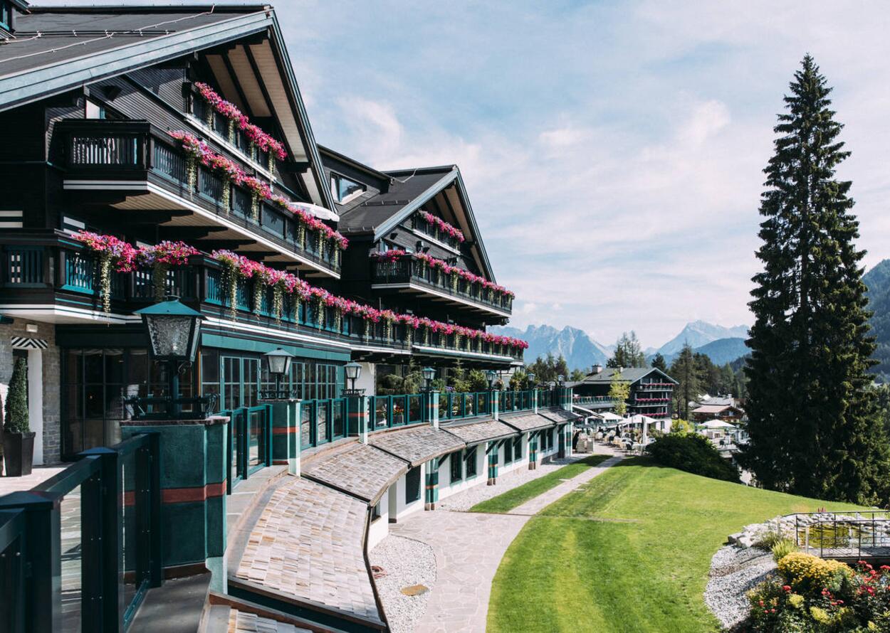 Hotel Aussenansicht Frühling | Wellnesshotel Alpin Resort Sacher, Tirol