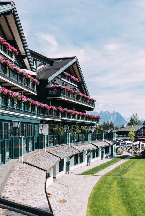 Hotel Aussenansicht Frühling | Wellnesshotel Alpin Resort Sacher, Tirol