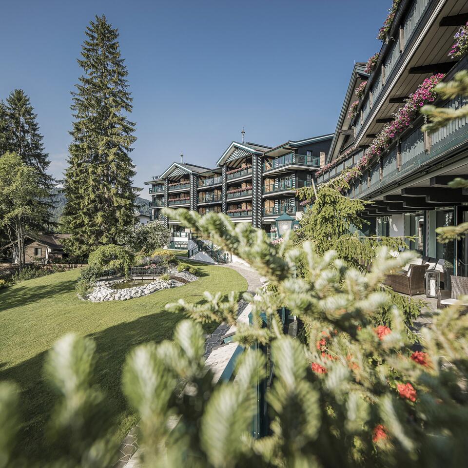 Hotel Aussenansicht Sommer | Wellnesshotel Alpin Resort Sacher, Seefeld