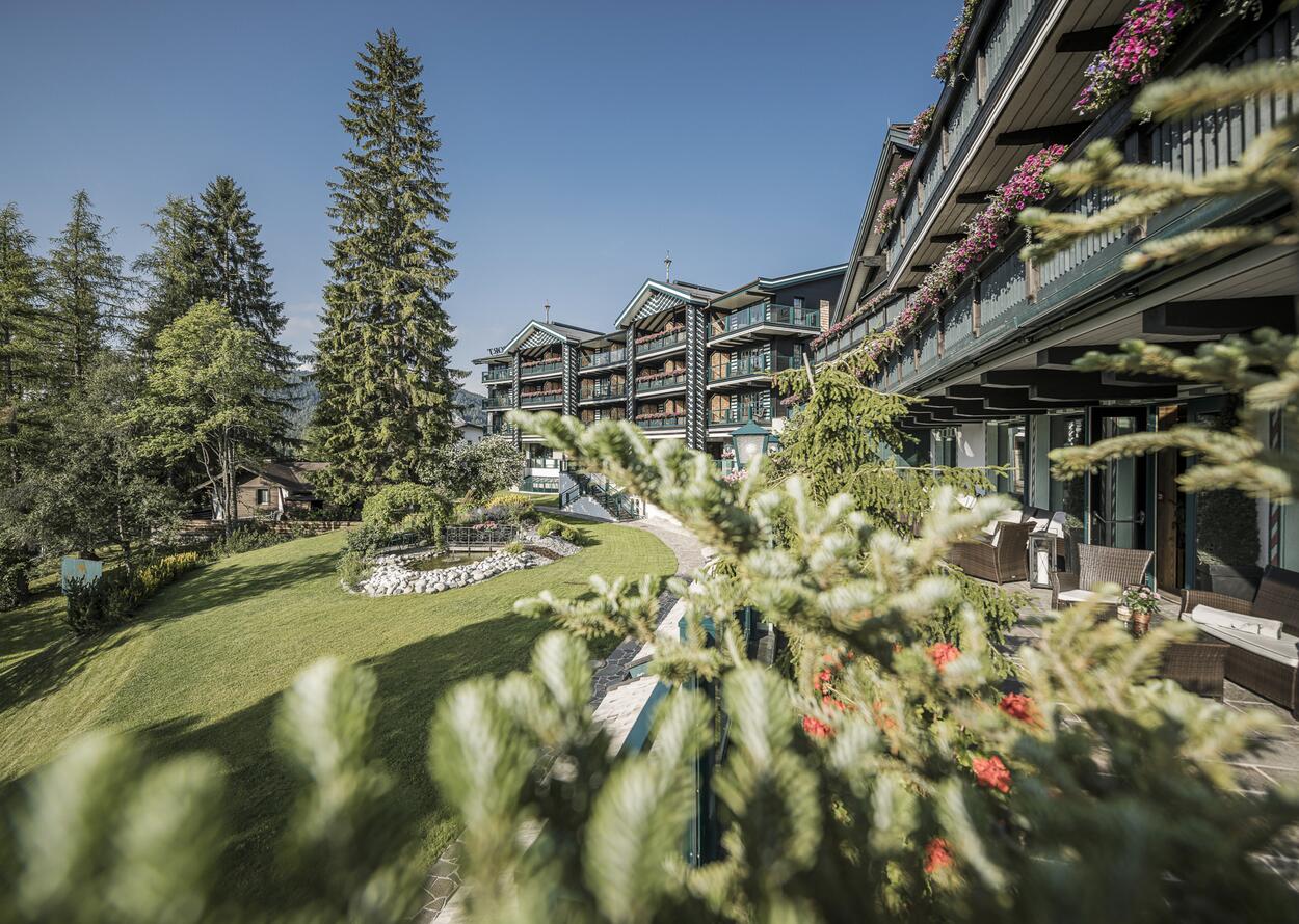 Hotel Aussenansicht Sommer | Wellnesshotel Alpin Resort Sacher, Seefeld