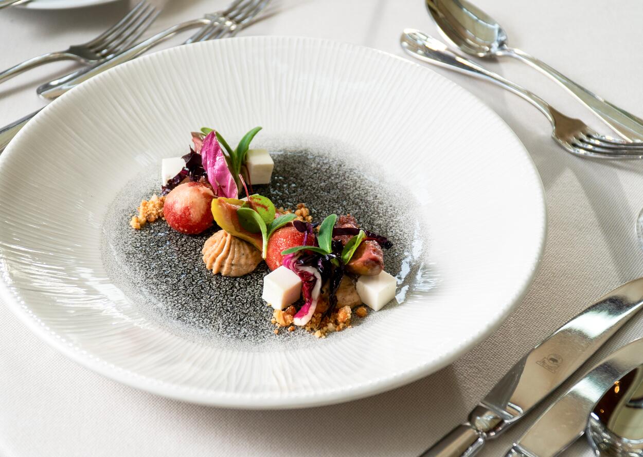 Elegant angerichtete Fine-Dining-Kreation, die moderne Küche mit kunstvoller Präsentation verbindet.