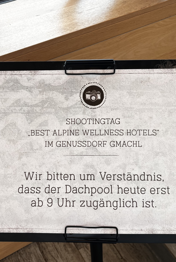 Schild mit Hinweis auf Shootingtag und eingeschränkte Dachpool-Nutzung